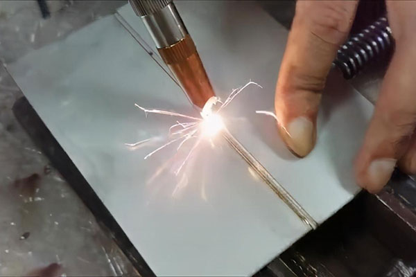 手持式激光焊接機與傳統(tǒng)焊接機比有什么優(yōu)勢？